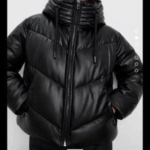 Zara jacka - Säljer nu min fina och nästan helt nya jacka, Anvönd Max 2 gånger och inte mer fint skick och den är i ny skick storlek M men passar även S,L ❤️ buda gärna 