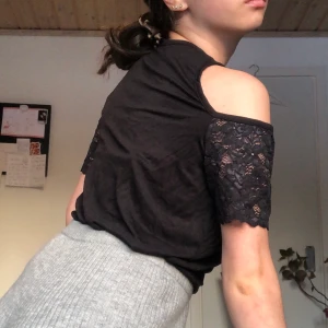 Svart linne med spetsärmar, xs - Svart linne med öppna axlar och spetsärmar. Köpt på boohoo och aldrig använt 