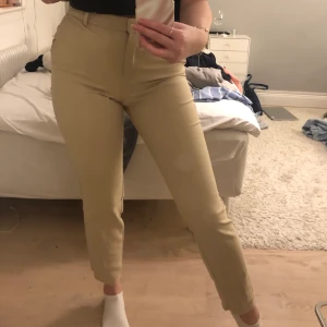 Beiga kostymbyxor  - Ett par tighta beiga kostymbyxor från hm🤍 säljer för 90kr +frakt