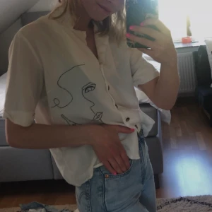 Annurlund skjorta  - Egenmålad skjorta, jättecool och annurlunda💚 