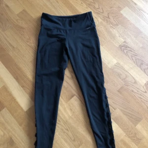 TRÄNINGSTIGHTS strl M - Träningstights i mjukt material och med detaljer vid vaderna😇💕