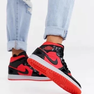 Nike jordans black Crimson and red 37.5 - Skorna är i perfekt skick köptes förra året. Väldigt lätta att ta hand om och inga creasing. Säljer pga tröttnat.