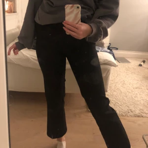 Svart kostymbyxor - Ett par snygga svarta kostymbyxor från Gina tricot! Rätt korta i modellen med snygga detaljer. Kostar i vanliga fall 399 men säljer för 150+frakt🖤