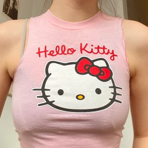 Hello Kitty topp - Denna topp/baby-tee är köpt här på Plick men kommer tyvärr inte till användning. Super söt att ha till vita byxor eller något kjol. Har sytt om ärmarna själv. Frakt ingår ej 💕
