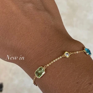 Armband med glasstenar i olika färger! - Kolla in mer på @aliceruthjewelry på Instagram!🥰🥰 Gör dessa på beställning! Mönster går att önska! Även storleken är justerbar. 99kr styck!
