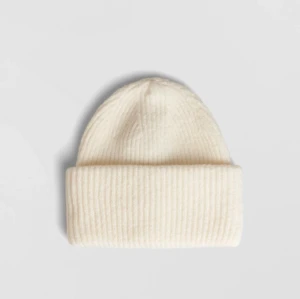 Vit stickad mössa - Säljer en liknande mössa som brianna mössan från Gina trosor, denna mössa är helt ny med lapp kvar, den är mer vit än den från Gina och mudden är kortare💕💋