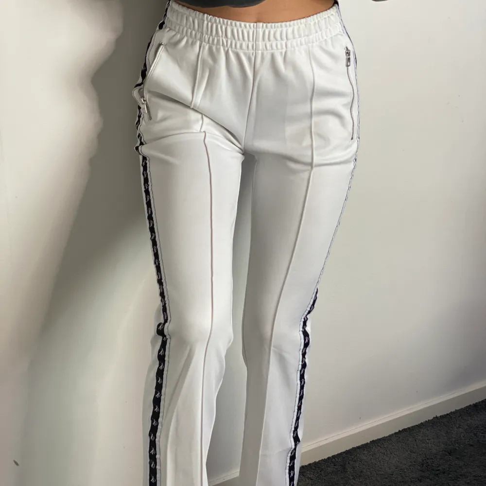 Säljer mina Calvin Klein byxor (limited edition) köpta för 700kr på zalando! Säljer för 380kr inklusive frakt!☺️ storlek S. Jeans & Byxor.