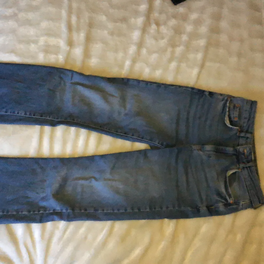 Dessa jeans är köpta på Gina tricot och köpte dessa för bara ett år sen:) de sitter jättebra men säljer på grund av att de har blivit lite korta för mig, sänkt pris till 75:). Jeans & Byxor.