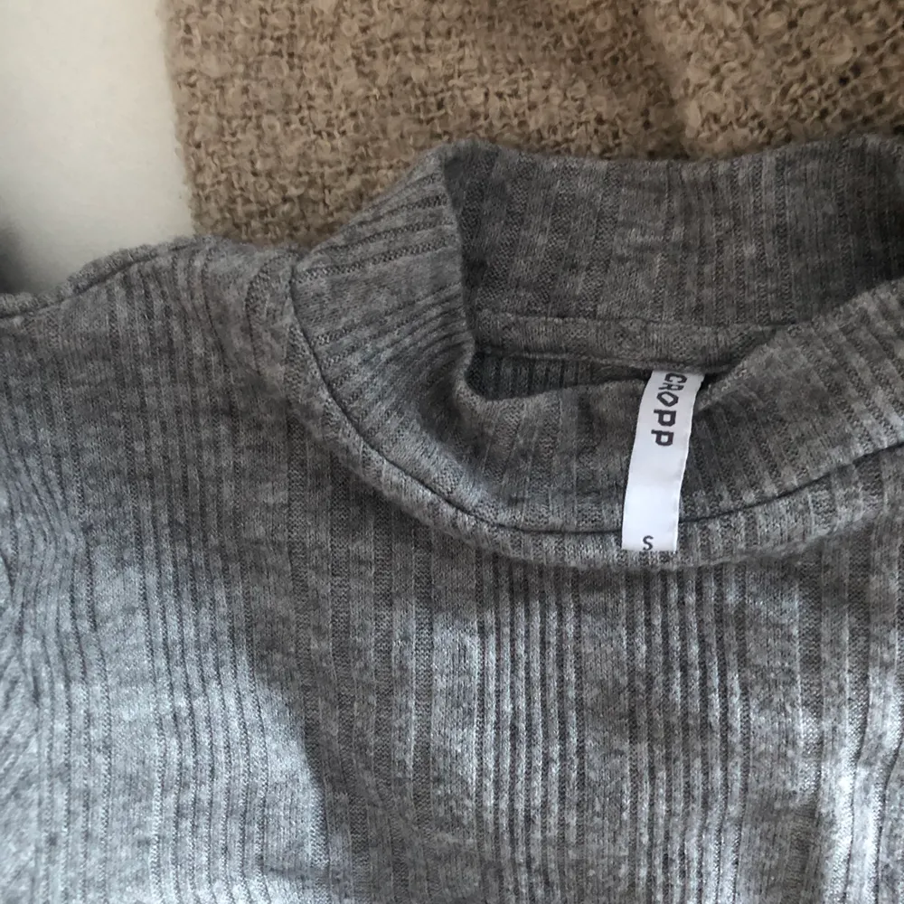 Säljer en grå långärmad tröja från cropp town som jag tyvärr inte längre använder  . Tröjor & Koftor.