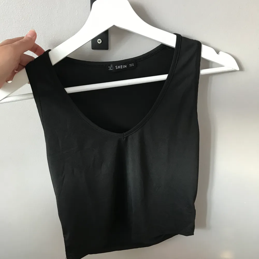 Ett svart linne/Topp från Shein som knappt är använd. 40kr+frakt 😊. Toppar.