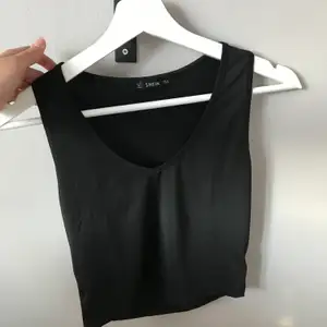 Ett svart linne/Topp från Shein som knappt är använd. 40kr+frakt 😊
