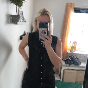 Svart blus - Säljer denna fina blus, kortärmad men lite längre i modellen. Fint skick, endast använd ett par gånger. Passar mig som har S vanligtvis. Köpare står för frakt 🤍  bud i kommentarerna om fler är intresserade