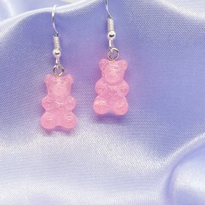 Enfärgad gummi björn örhängen  - Nickelfritt enfärgad gummi björn örhängen med lite glitter. Finns i rosa, blå, vit. Kosta 30kr/par,  frakt 13kr. Skicka alltid bild på paketet innan jag posta. 