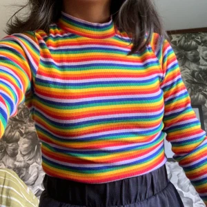 Regnbågs tröja - I fint skick då den ej kommer till användning. Jättemjuk och stretchig så passar S med!