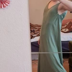 Klänning  - En superskön flowig klänning från Asos i storlek XS. Axelbanden knyts så den är lätt att reglera så den sitter perfekt.