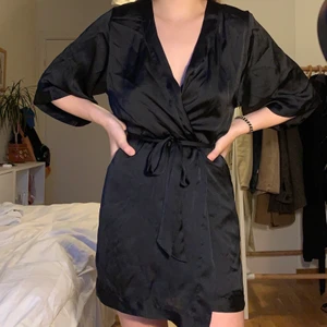 Svart kimono  - Säljer min fina svart silkes morgonrock i strl S! Använd men fortfarande i gott skick 💞 köparen står för frakten men jag möter även upp i Lund💞 