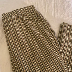 Rutiga kostymbyxor  - Snygga kostymbyxor som är köpta second-hand! De känns fortfarande som nya. Kan tyvärr inte visa de på mig då de är alldeles för stora. Storleken är okänd men tippar på L/XL. Kan mäta midja och längd om det önskas! Läs gärna min villkor innan köp 🧚🏼💓🧚🏼💓