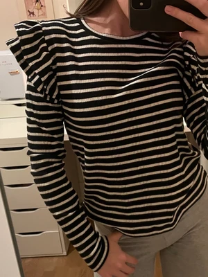 Randig volang tröja - Skitsnygg volang tröja från zara som bara är använd 1 gång💕💕 