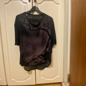 Tunn blus/sommartröja - Fin tunn blus/sommartröja med trekvarts ärm. Tight i ärmarna. Storleksmärkt XS men passar även en S. 