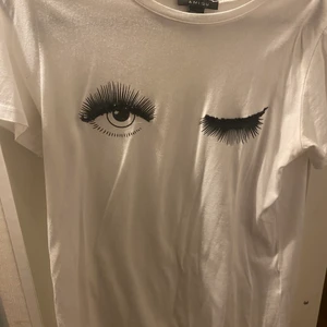 Ögontröja - Säljer denna T-shirten med skönt material som jag köpte på new yorker. Tröjan är i storlek XS men passar M. Är knappt använd. Köparen står för frakten.
