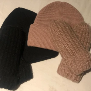 Mössor och vantar - Matchande mössor och vantar ifrån lager 157🤩 Vantar: 100kr Mössan: 150kr eller båda för 150kr både svarta och rosa mössan för 250kr. Säljer mer mössor i min profil. Priset är verkligen inte hugget i sten