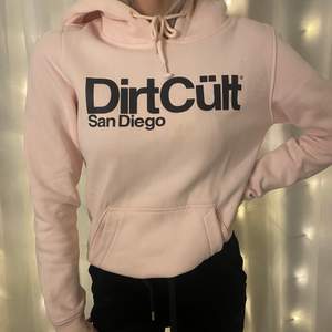 ljusrosa dirtcult hoodie