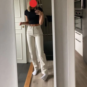 Vita jeans  - Ett par skitnsygga benvita jeans från WEEKDAY. Använda fåtal gånger och säljs för att de är för små. Priset kan diskuteras och om du vill ha mer bilder skriv privat❤️‍🩹