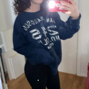 Blå mjukis tröja  - Stor skön mörkblå tröja med vit text i storlek xxL från FABILION 