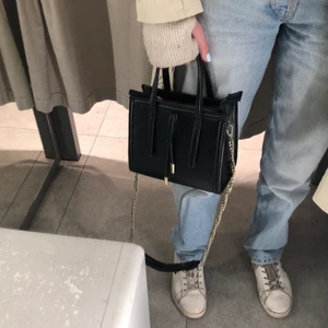 Zara väska - Säljer denna Zara väska som inte kommer mycket till användning💞  Ett tjockare band följer med!                                                                             Som ny skick!!!! PRIS KAN DISKUTERAS                                      Nypris: 300kr.                                                                         Skriv privat för fler frågor 💬 