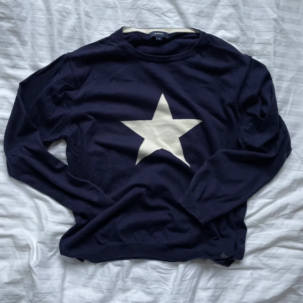 Super chill marinblå tunnstickad tröja från gant med en vit stjärna på :-) Väldigt bra skick, knappt använd! Skriv för fler bilder!. Stickat.