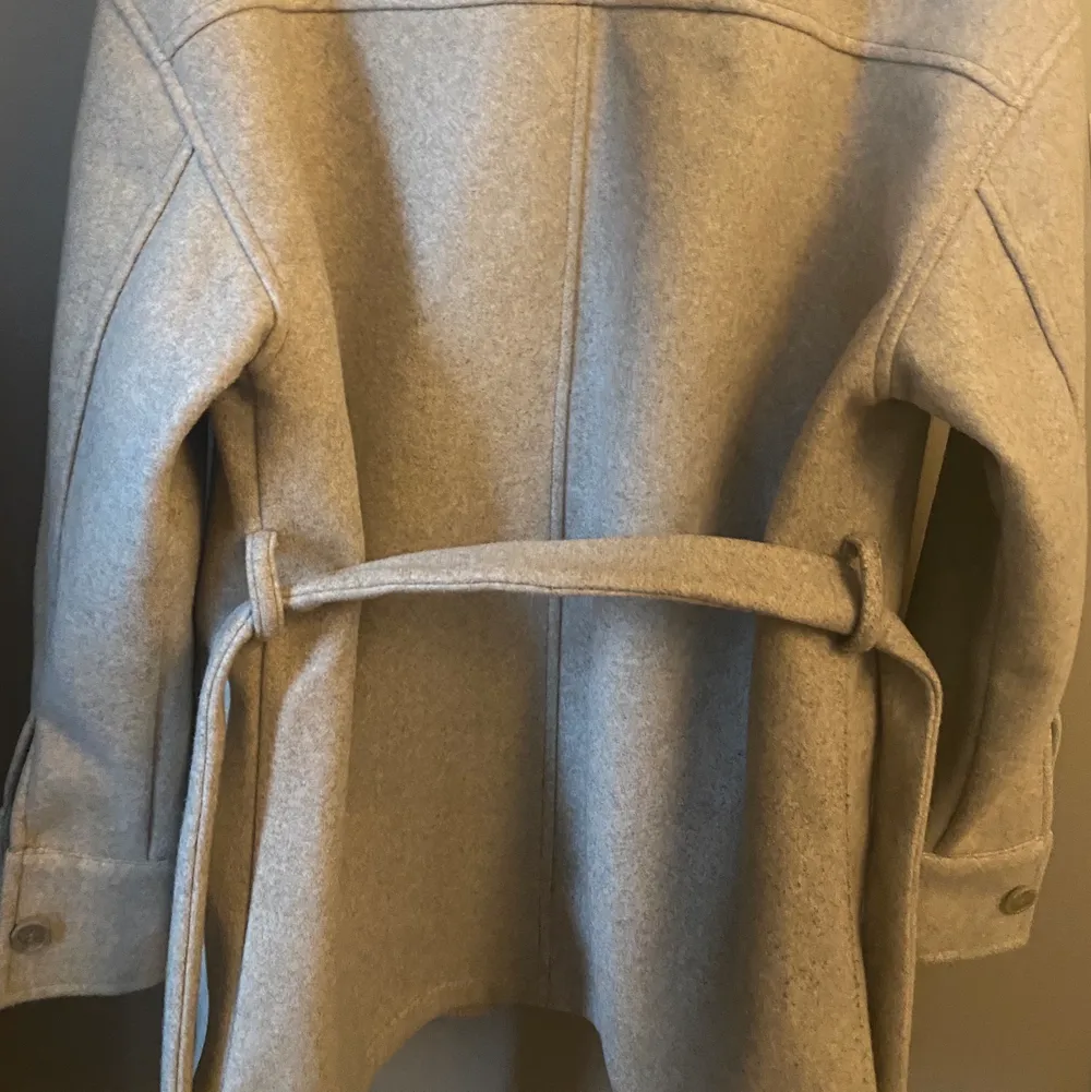 Säljer denna superfina nya kappa från bikbok i ull!! Den är helt slutsåld på hemsidan. Endast använd i någon timme när den var ny, därav att lapparna inte är kvar. Inte tunn i materialet, varm 🤍 nypris 699kr. Jackor.