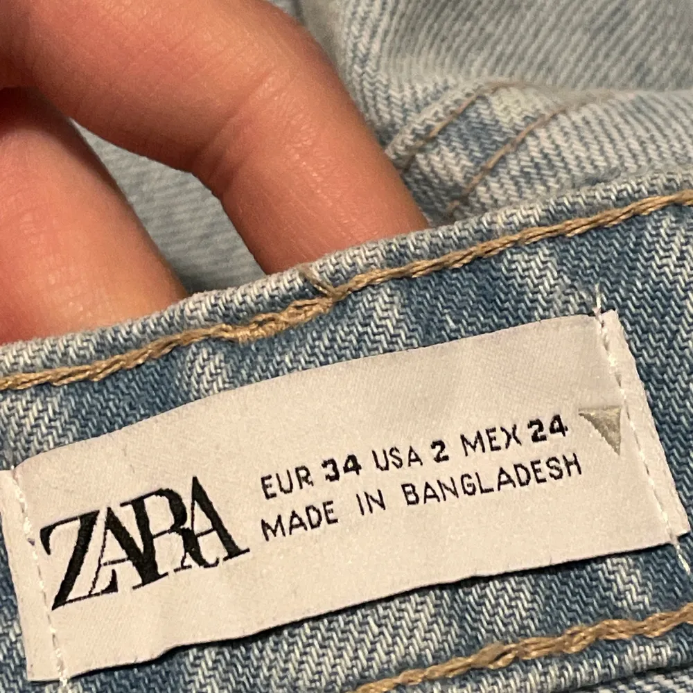 Dem älskade zara Mid Rise jeansen, Köpte dem i höstas men bara testats två gånger, ej använda då dem är lite för stora för mig. Betalning sker via Swish och priset kan diskuteras! Du står för frakten tyvärr! . Jeans & Byxor.