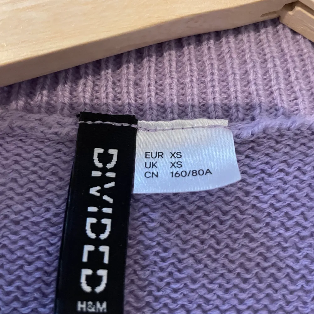Säljer nu den här ljuslila stickade tröjan från hm. Bra skick och är nästan helt oanvänd.❤️. Stickat.