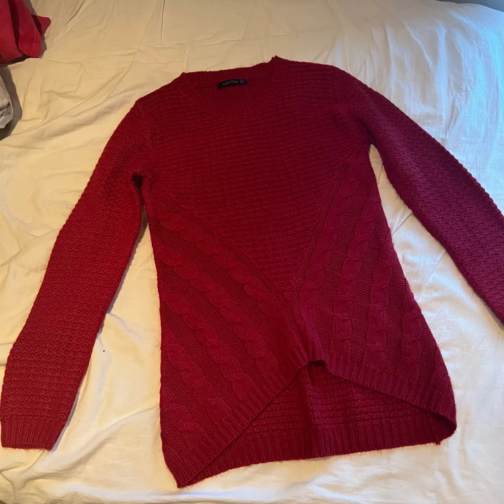 Fin röd stickad tröja i storlek l❤️. Stickat.