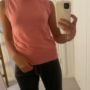 Zara toppar  - Två skit snygga toppar från zara. Båda är i storlek M och passar till allt! De kostar 100kr styck 