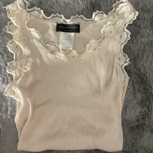 Spets linne - Säljer detta fina och trendiga linne! Det är i storlek L men mer som en S!!❤️ köpt för 429kr på Åhléns! Jättefint skick också!BUD:140kr, AVSLUTAR IKVÄLL 