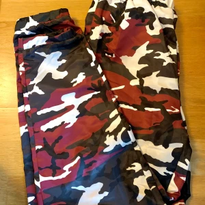 Camouflerade byxor  - Super sköna camouflerade byxor älskar de i storlek 11-12