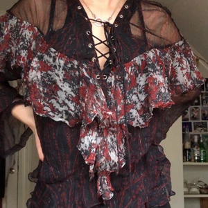 Flowig tröja från IRO - Säljer min tröja som inte längre används. Var förra årets pirat outfit för halloween (: super häftig!  Kontakta för fler frågor, pris kan alltid diskuteras!