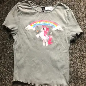 Söt grå my little pony top från H&M, Fint skick o använd 2-3 ggr :) Frakt tillkommer på 24 kr<3 Dm:a vid intresse!