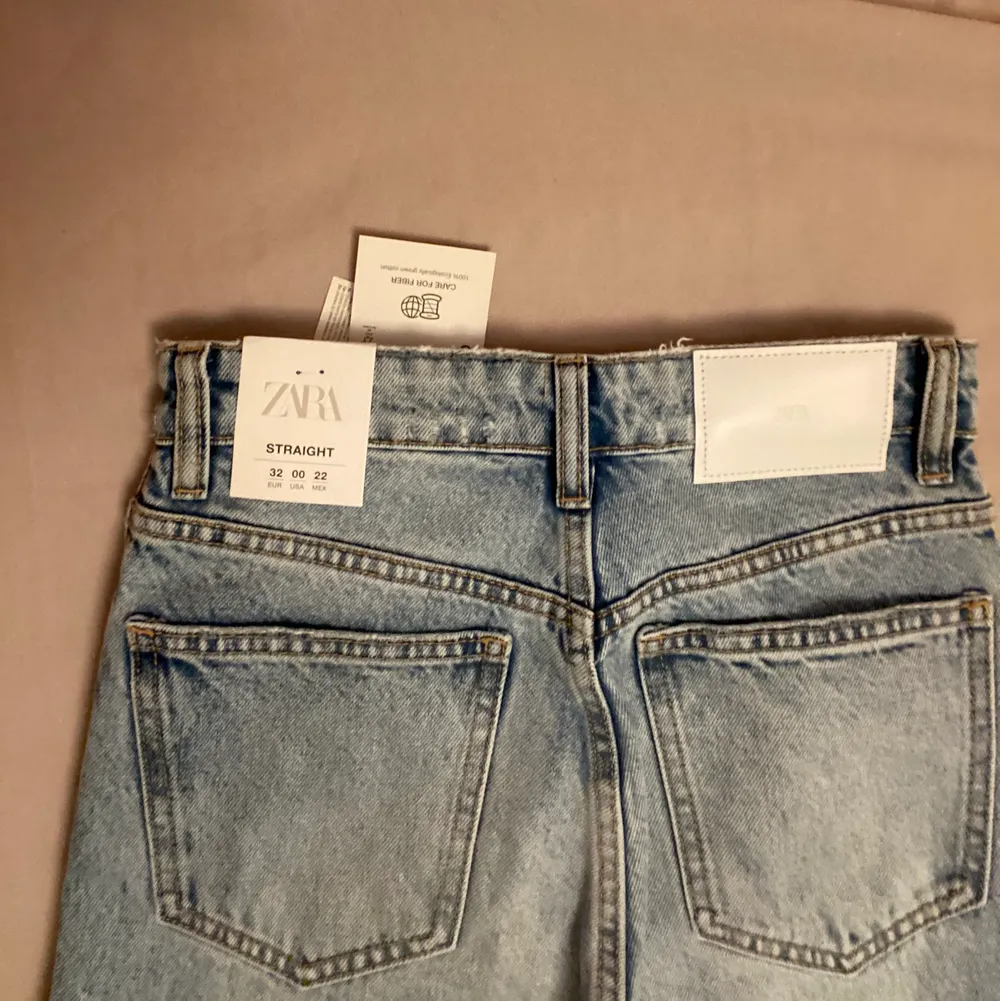 Helt oanvända snygga Zara straight jeans i strl 32 med lappen kvar👖✨. Jeans & Byxor.