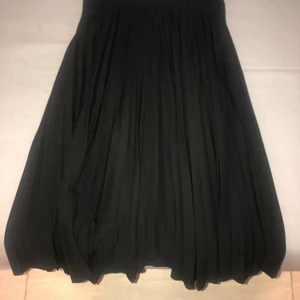 Veckad kjol - Svart veckad kjol som går ner under knäna, använd en gång ✨Frakt +62kr✨