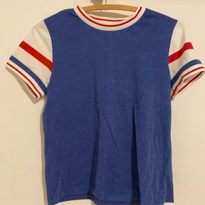 BikBok 80-tals t-shirt S - En snygg t-shirt som ser ut att vara direkt ifrån 80-talet! Jättefin till ljusa jeans! Är lite nopprig på själva t-shirt-tyget, men det är inget som inte går att ta bort :) Lite stranger things-vibe