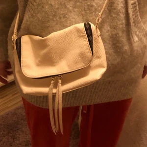 Väska - Jätte snygg crossbody väska som inte kommer till användning längre. Jätte fint skick och jätte fin väska! Man kan även korta bandet och ha den på sidan! Hör av er vid intresse!💖💖