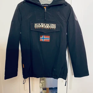 Parajumper jacka storlek: s - Söljer nu min snygga parajumper jacka då den inte kommer till andvöndning längre ( inte andvönd så mycket och i fint skick) köpare står för frakt. 