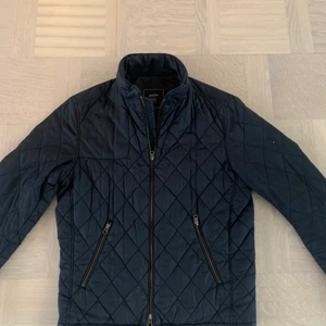 Boomerang jacka  - Quiltad vår/höst jacka från Boomerang. Svart. Storlek S.