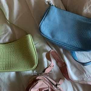 Väskor - 3 stycken väskor! Priset är 140 för alla tre eller 60 kr/ st 💕 vid frågor eller om fler bilder önskas så är det bara att kontakta privat! 🙌🏼 den gröna är såld!