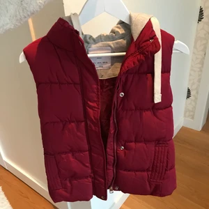 Vinröd väst - Jättefin vinröd väst med grå huva! Köpte på bershka för många år sen men endast använd ca 3 gånger. 💞