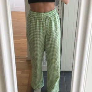 Rutiga pyjamasbyxor - Säljer dessa jätte härliga och mysiga pyjamas byxorna var helt ärligt lite osäker om jag skulle sälja från början för att dom här byxorna verkligen är så fina men dom kommer knappt till användning så det är bättre att nån som kommer använda kan få nytta av dom!💗(lånad bild)