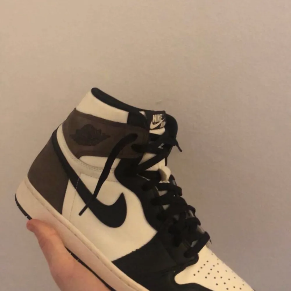 Jordan 1 mocha size 42. Skor.