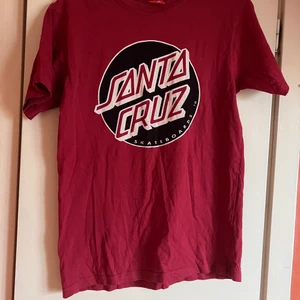 Santa Cruz T-shirt  - Riktigt frän T-shirt från santa cruz knappt använd fint skick :) 